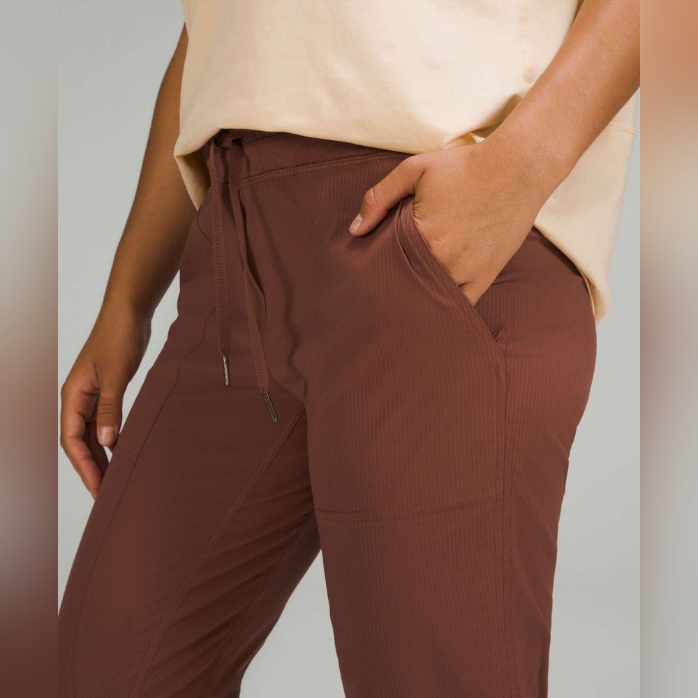 Lululemon Dance Studio Mid-Rise Crop 25", Size 2 - Picture 4 of 10